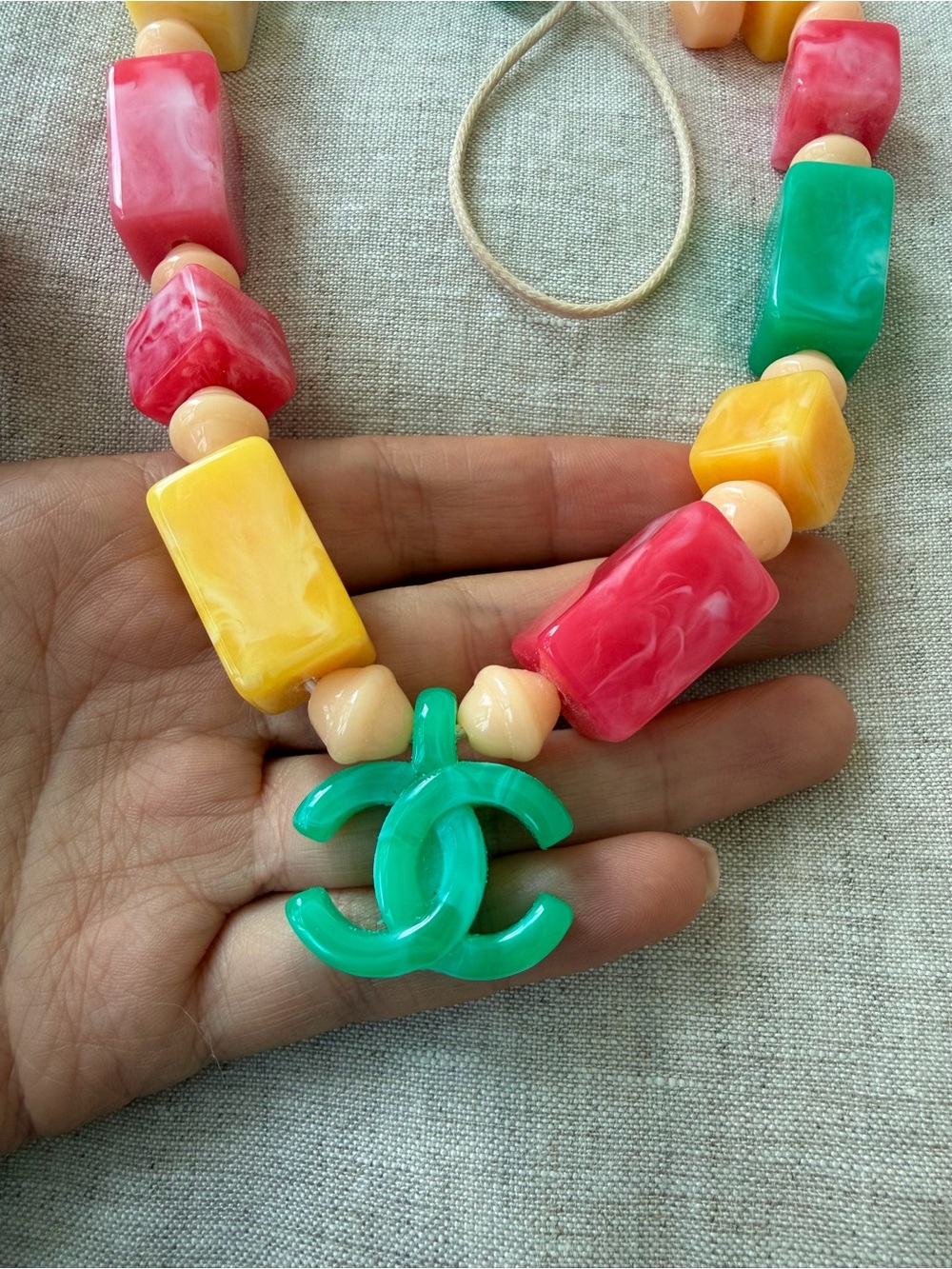 💚CHANEL Colorblock Beaded Necklace with Green CC Pendant🌈 - Picture 5 of 10